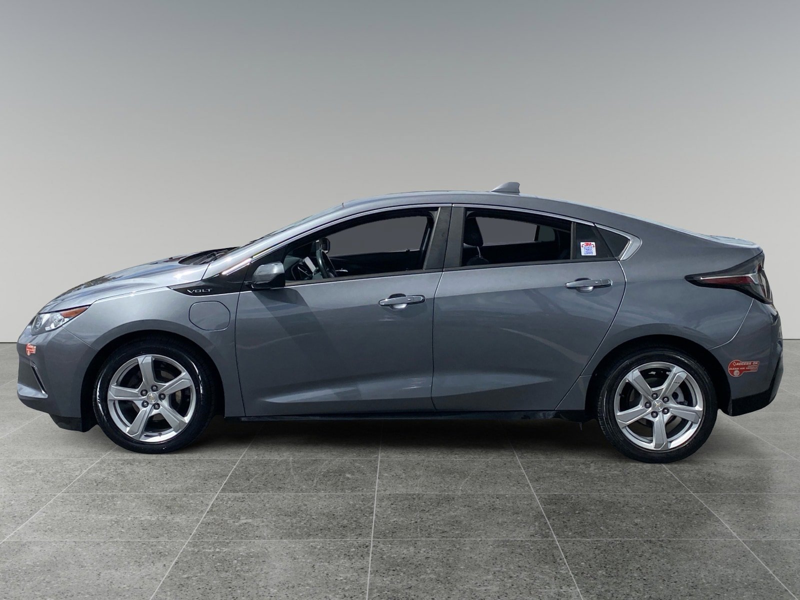 Used 2018 Chevrolet Volt LT w/ Comfort Package FWD image 2
