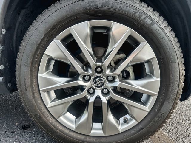 Used 2019 Toyota RAV4 XLE Premium w/ Cold Weather Package AWD/4WD image 11