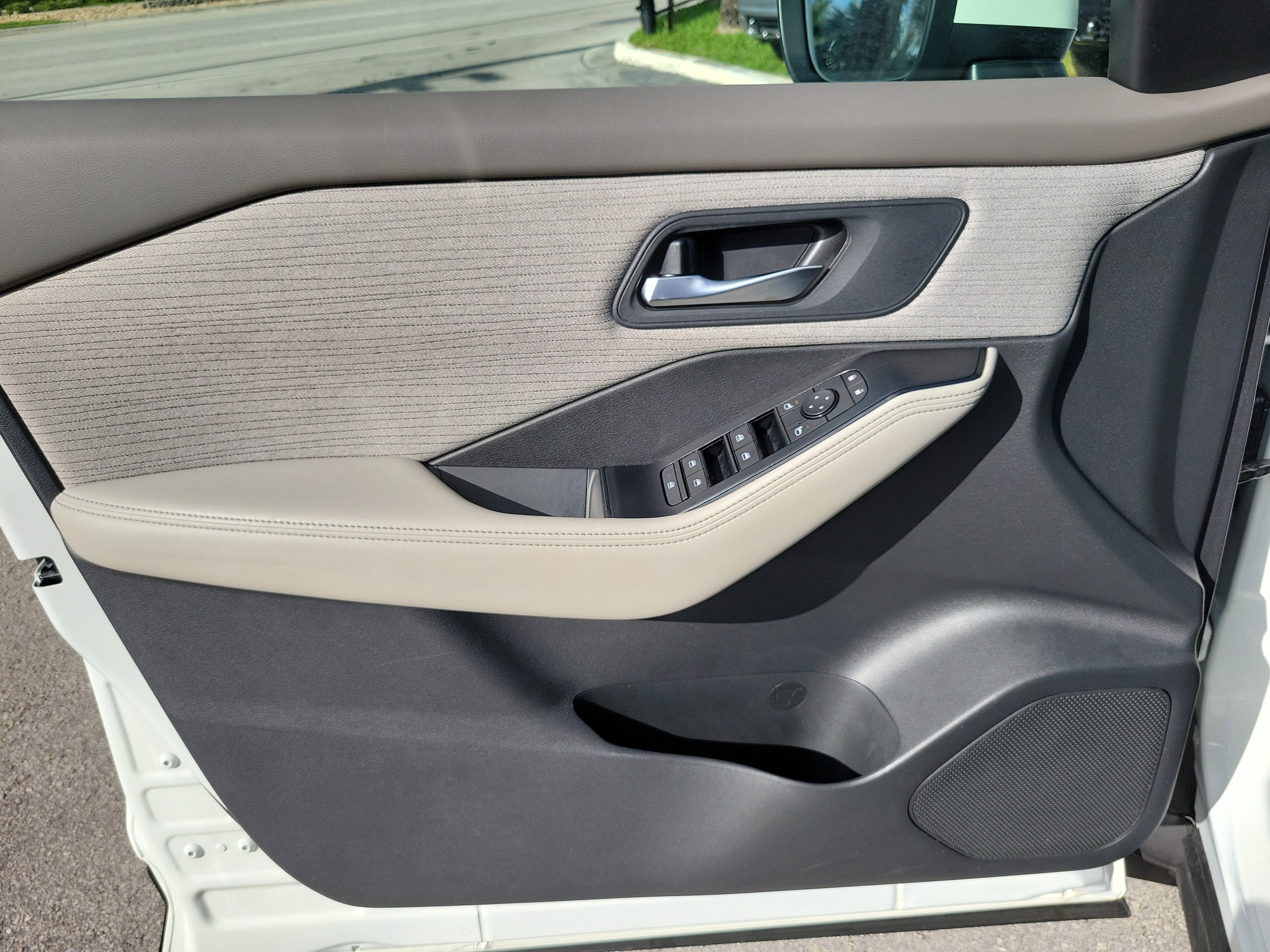 Used 2021 Nissan Rogue SV image 23