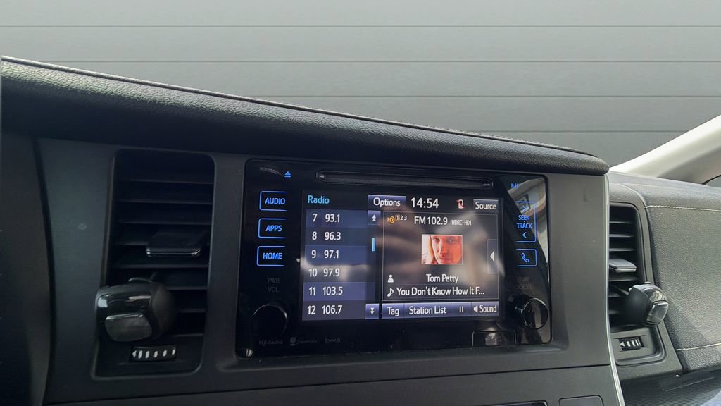 Used 2017 Toyota Sienna SE Premium FWD image 19
