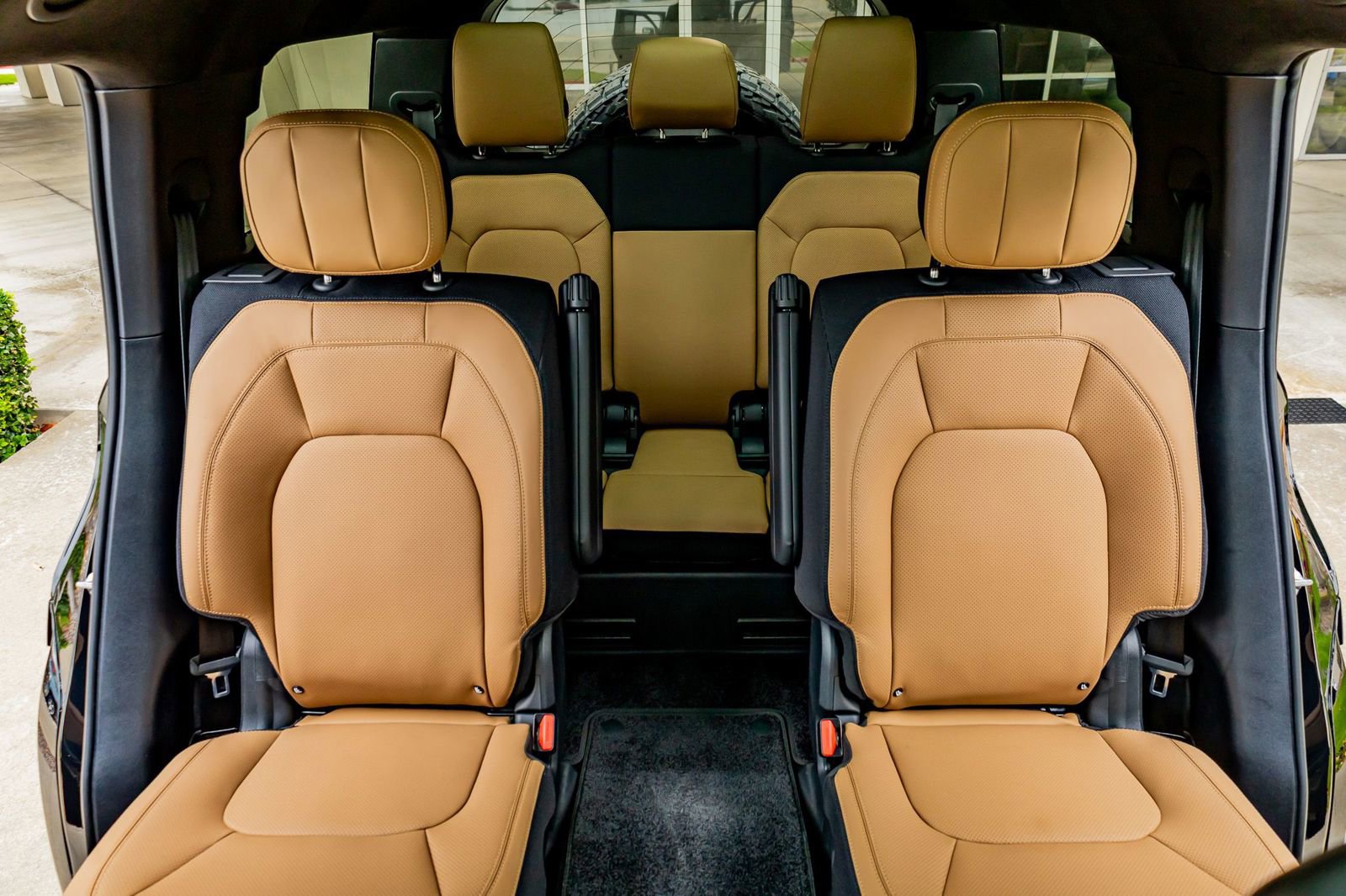 Used 2025 Land Rover Defender 130 V8 image 35