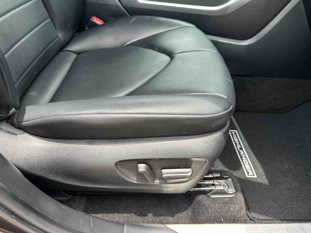 Used 2023 Toyota Highlander XLE AWD/4WD image 26