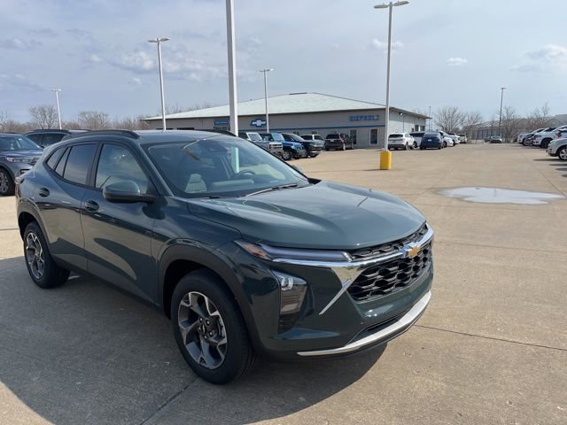 New 2026 Chevrolet Trax LT w/ Sunroof Package FWD image 3