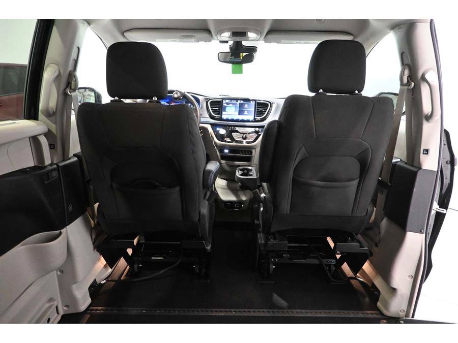 Used 2021 Chrysler Pacifica Touring w/ Cold Weather Group FWD image 20