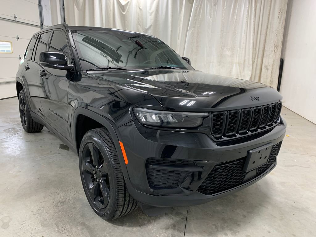 Used 2024 Jeep Grand Cherokee Altitude AWD/4WD image 2
