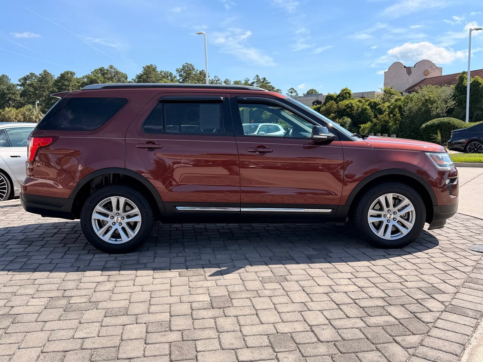 Used 2018 Ford Explorer XLT w/ Equipment Group 202A FWD image 8