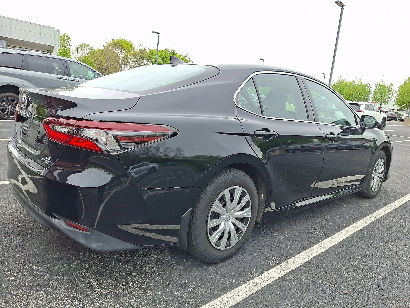 Used 2022 Toyota Camry LE FWD image 4