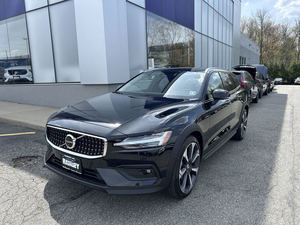 Used 2025 Volvo V60 B5 Cross Country Plus image 4