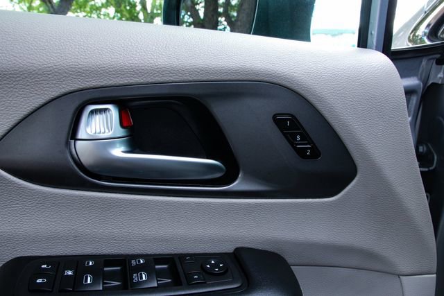 Used 2023 Chrysler Pacifica Touring-L image 14