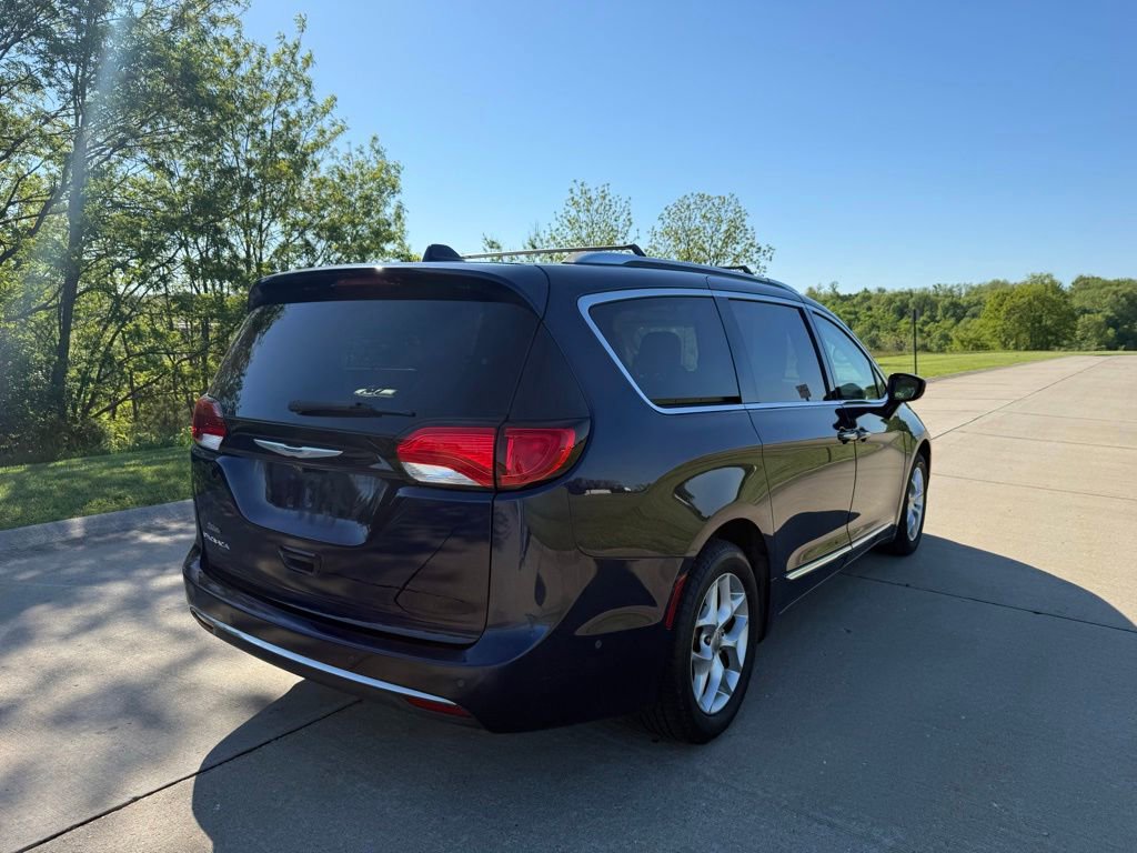 Used 2019 Chrysler Pacifica Touring-L Plus w/ Advanced Safetytec Group FWD image 3