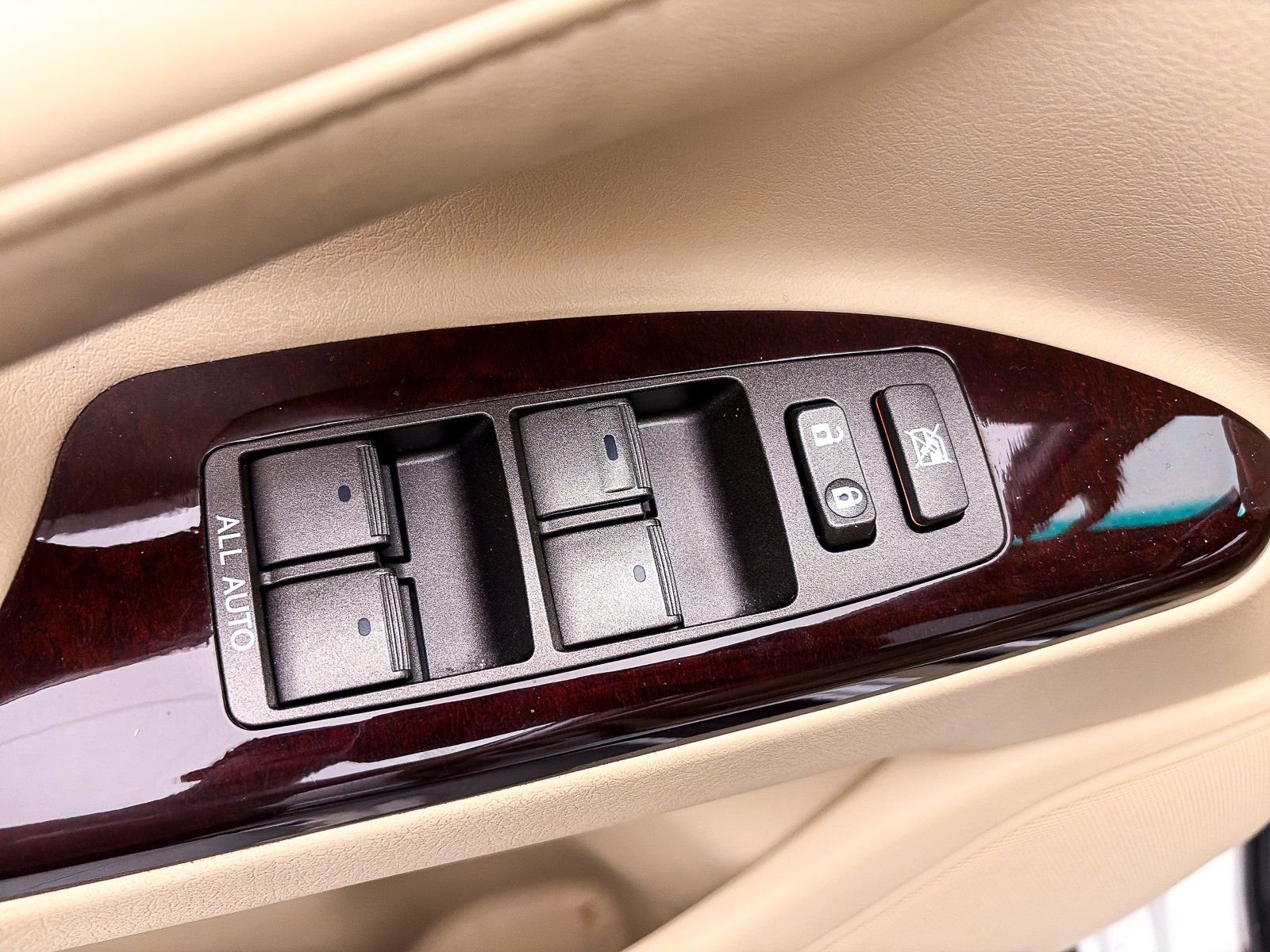 Used 2013 Lexus LX 570 4WD w/ Luxury Pkg w/Pre-crash image 15