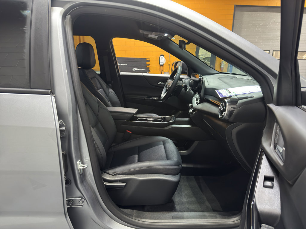 Used 2025 Chevrolet Equinox LT w/ Convenience Package II image 19