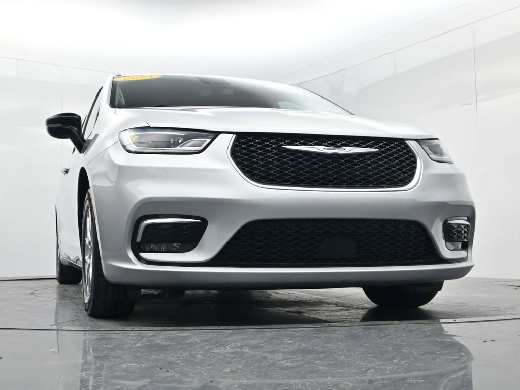 Used 2024 Chrysler Pacifica Touring-L image 40