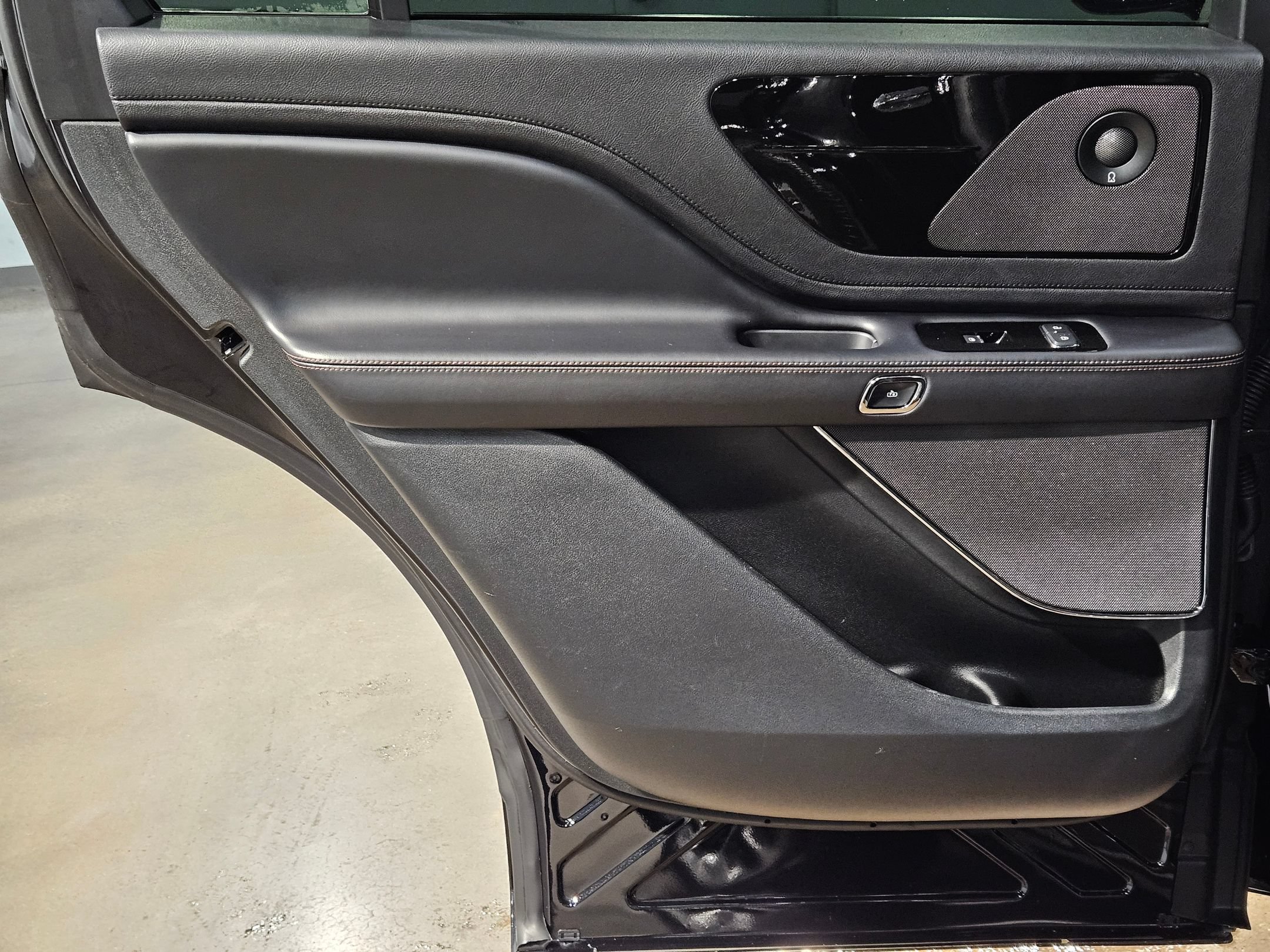 Used 2022 Lincoln Aviator Grand Touring w/ Elements Package Plus AWD/4WD image 35