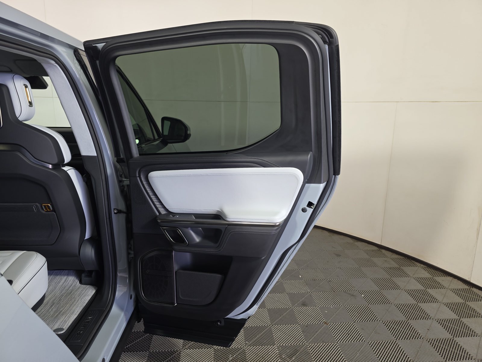 Used 2023 Rivian R1T Launch Edition AWD/4WD image 19