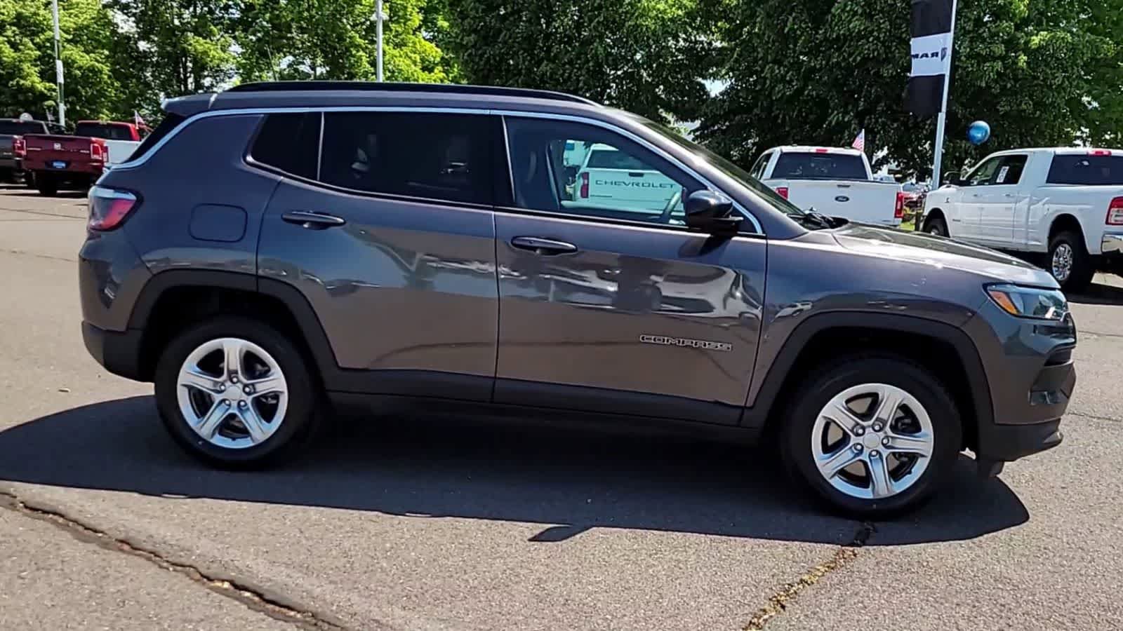 Used 2023 Jeep Compass Latitude w/ Sun and Sound Group AWD/4WD image 9