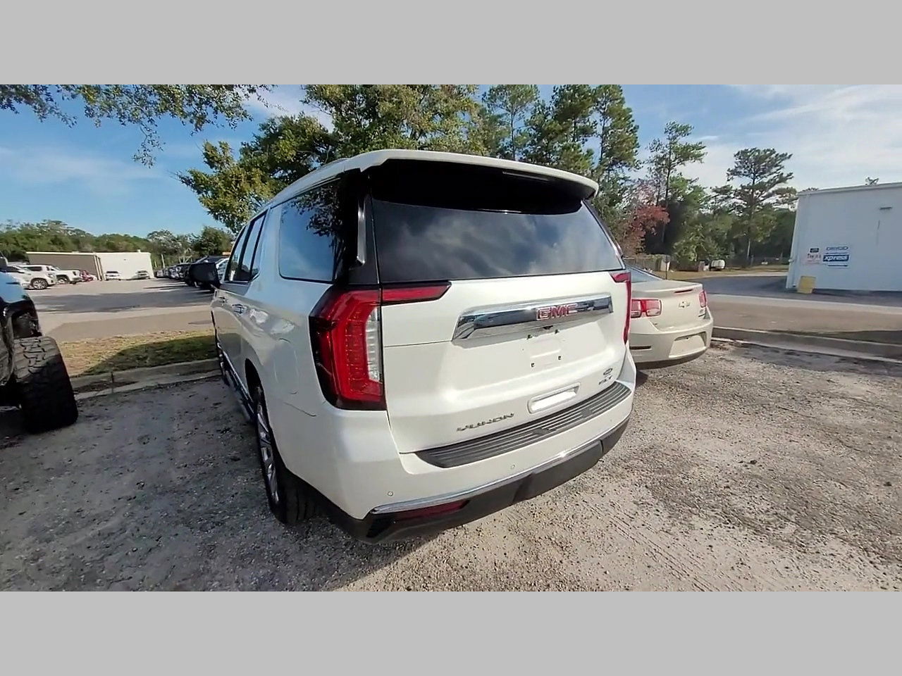 Used 2021 GMC Yukon SLT w/ SLT Luxury Plus Package image 18