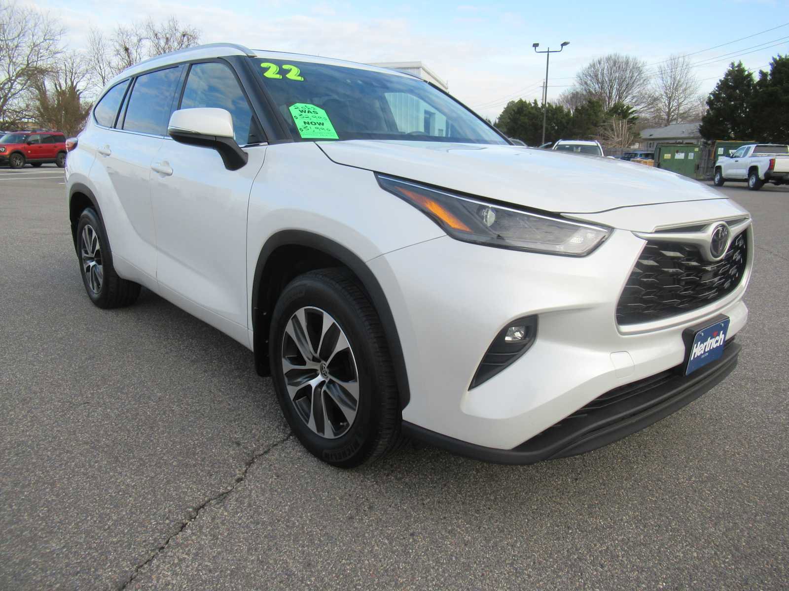 Used 2022 Toyota Highlander XLE image 3