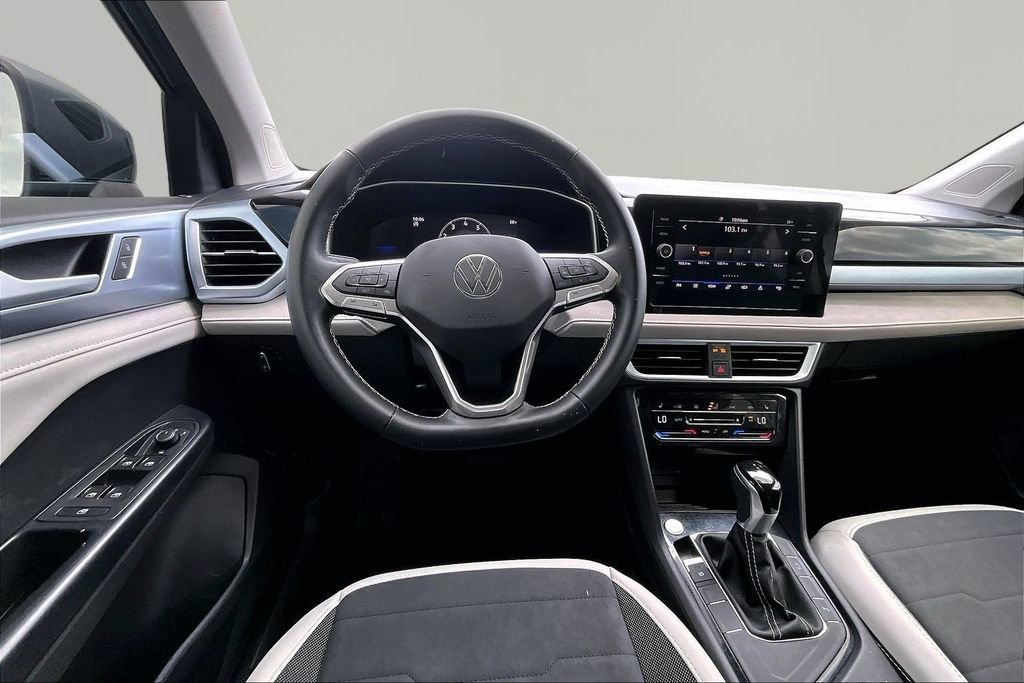 Used 2025 Volkswagen Taos SE FWD image 8