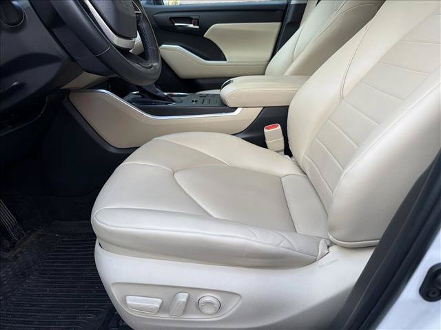 Used 2024 Toyota Highlander XLE AWD/4WD image 12
