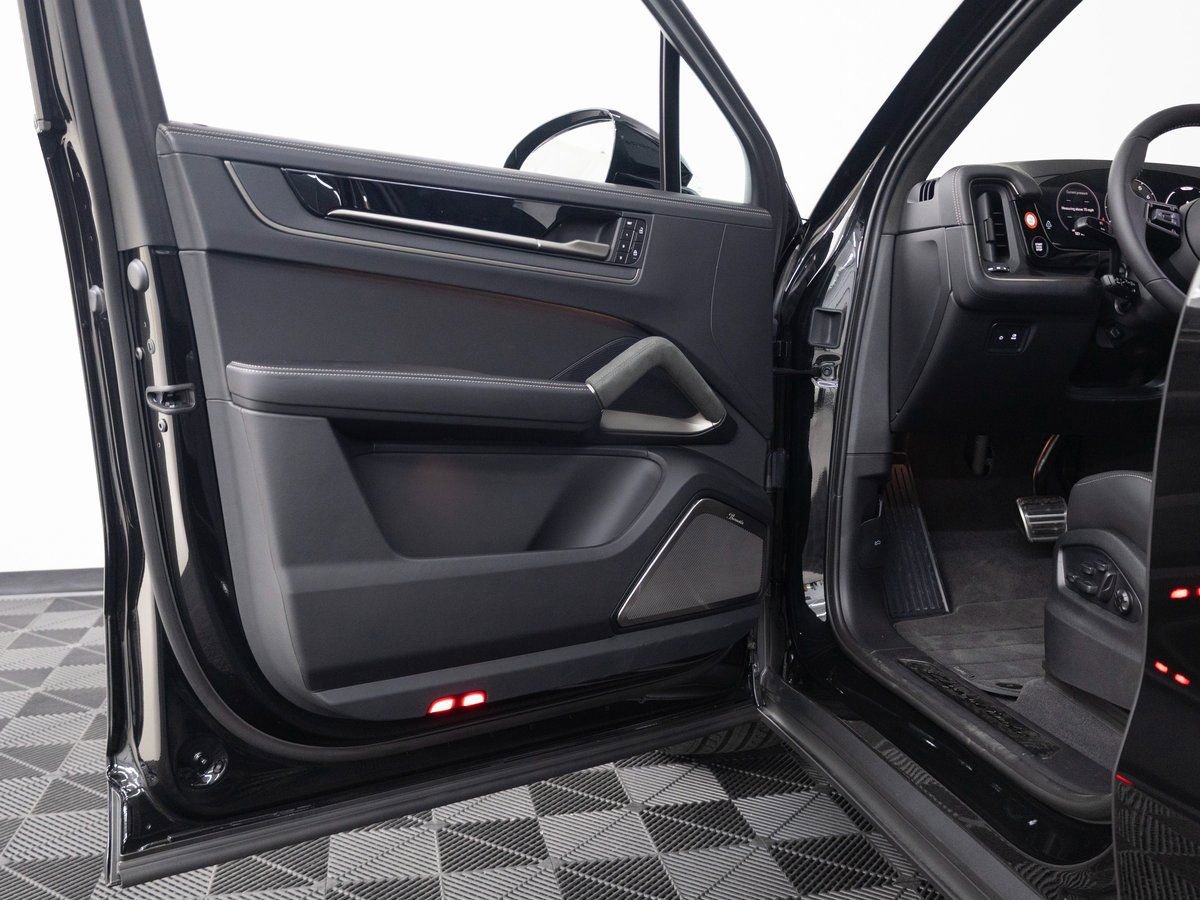 New 2025 Porsche Cayenne Turbo image 11