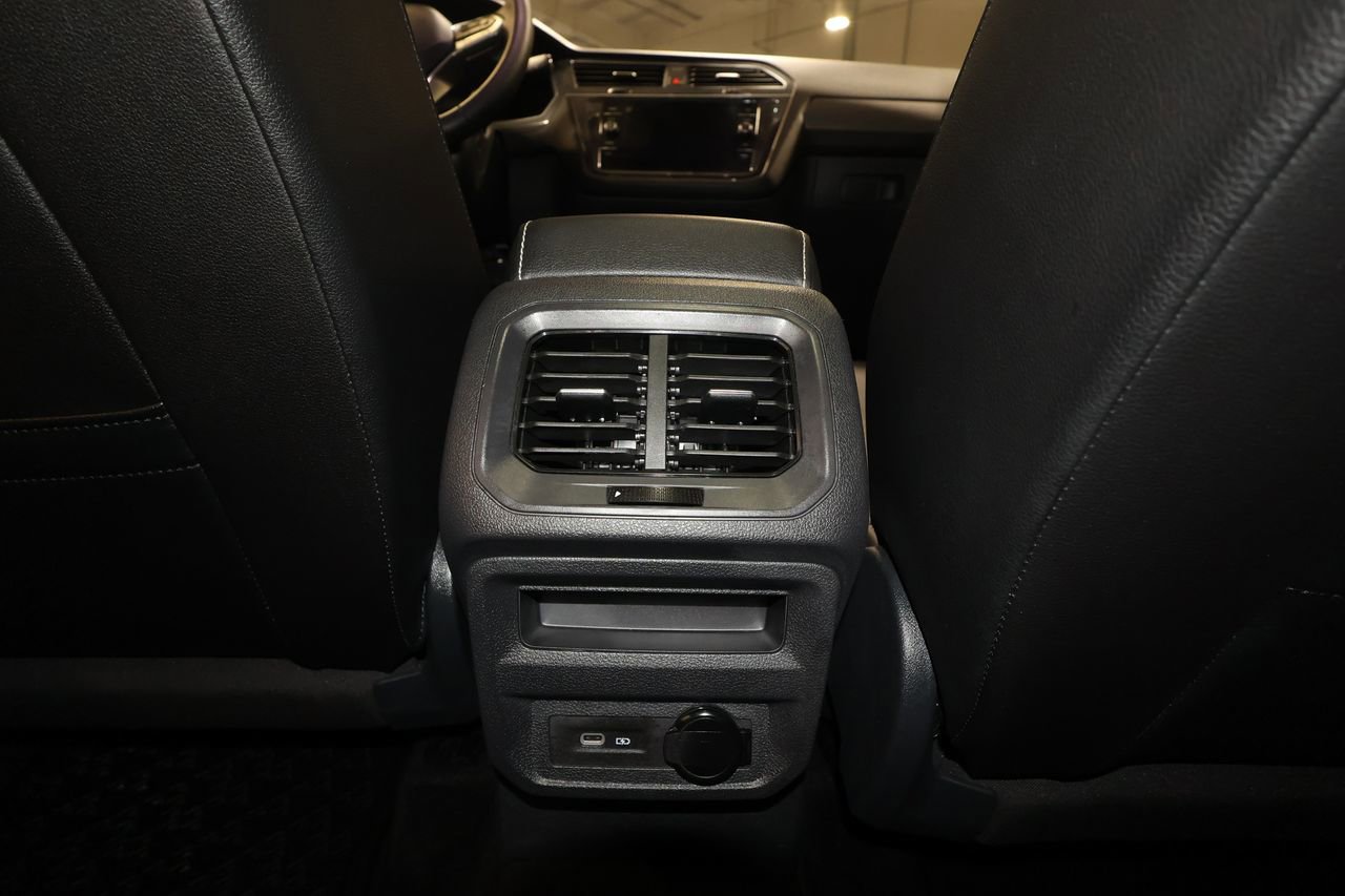 Used 2023 Volkswagen Tiguan SE w/ Panoramic Sunroof Package image 29