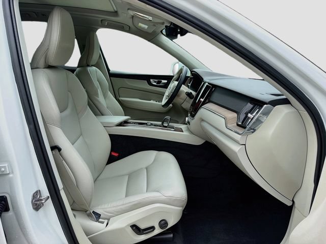 Used 2022 Volvo XC60 B5 Momentum w/ Protection Package Premier FWD image 15
