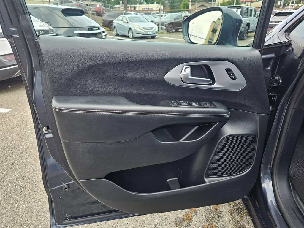 Used 2020 Chrysler Pacifica Touring-L Plus FWD image 21