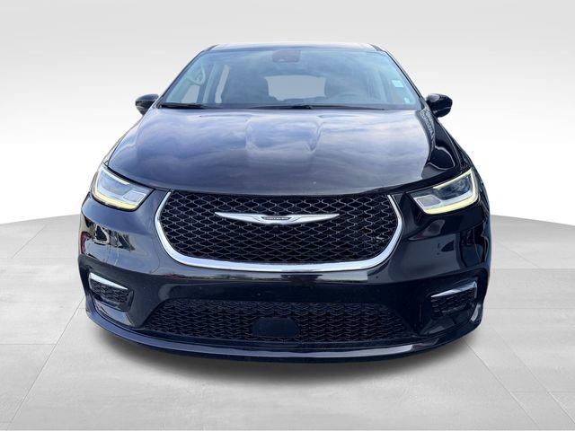 Used 2024 Chrysler Pacifica Touring-L image 2