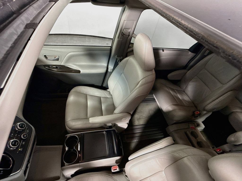 Used 2015 Toyota Sienna XLE Premium FWD image 19