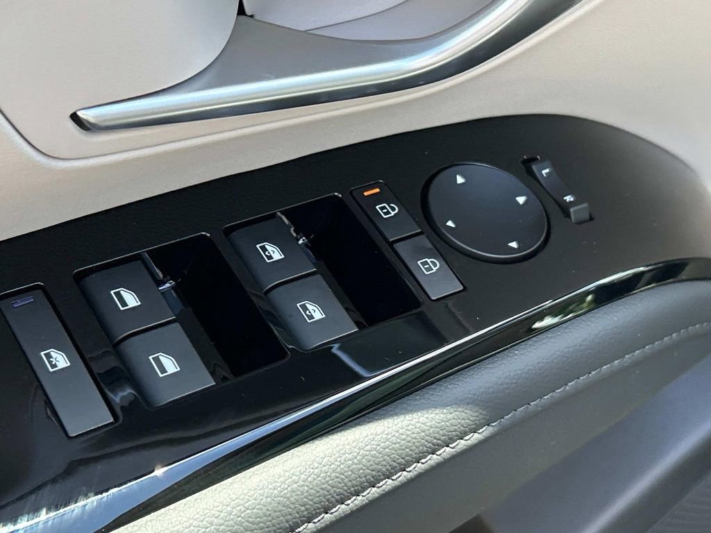 New 2025 Hyundai Tucson Limited FWD image 18