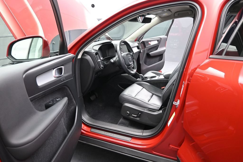 Used 2020 Volvo XC40 T5 Momentum w/ Protection Package Premier AWD/4WD image 10