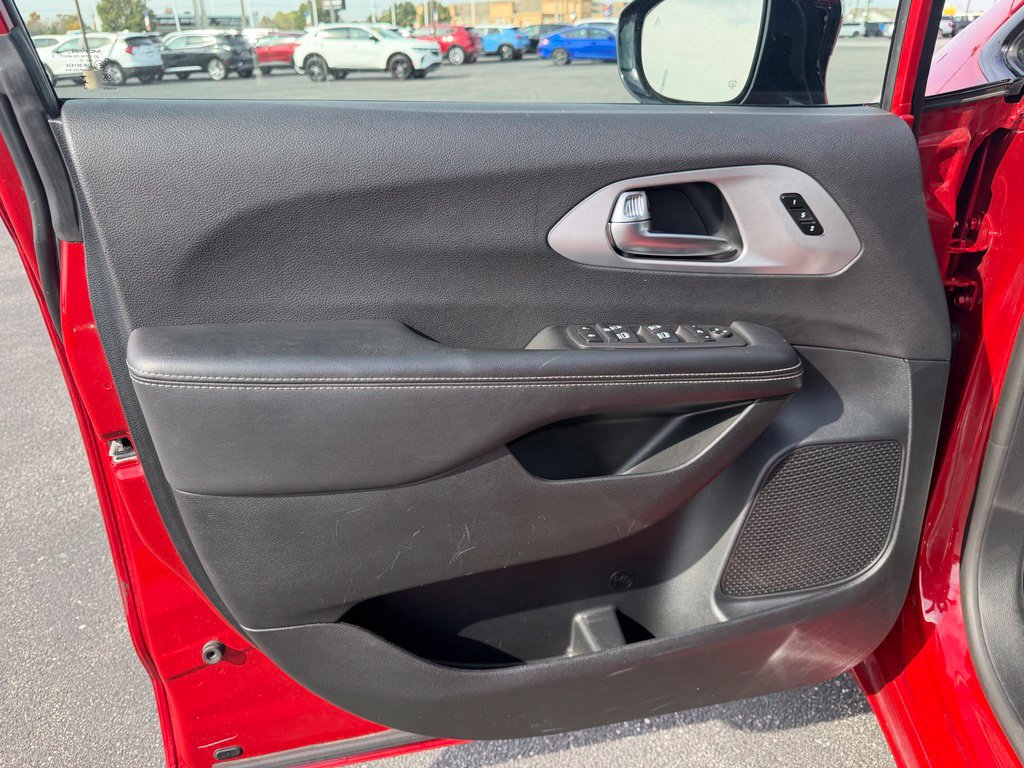 Used 2025 Chrysler Pacifica Limited FWD image 10