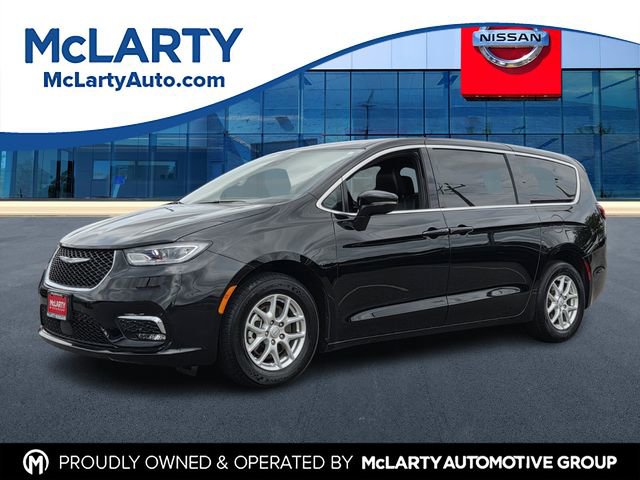 Used 2025 Chrysler Pacifica Select