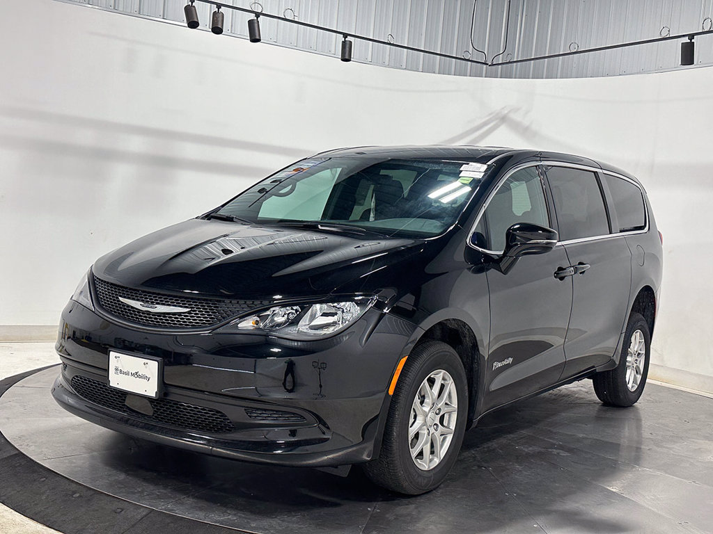 Used 2027 Chrysler Pacifica LX FWD image 2