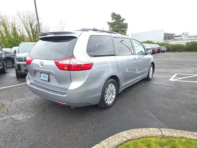 Used 2017 Toyota Sienna XLE w/ XLE Navigation Package image 5