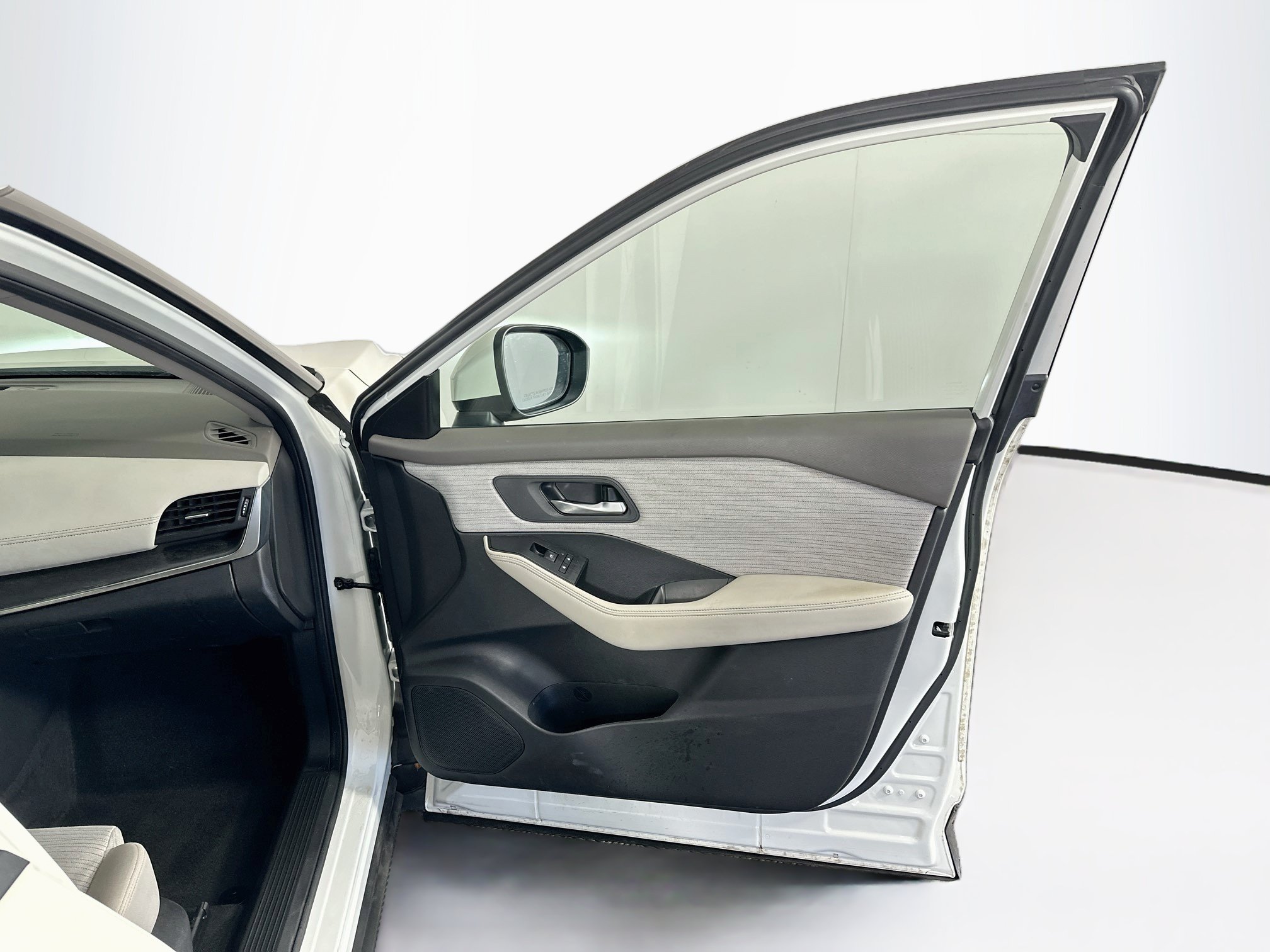 Used 2023 Nissan Rogue SV FWD image 32
