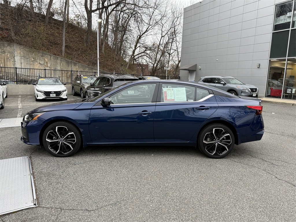 Used 2023 Nissan Altima 2.5 SR image 3