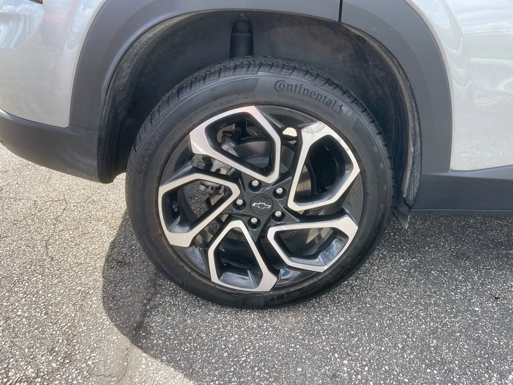 Used 2024 Chevrolet Trax RS w/ Sunroof Package FWD image 30