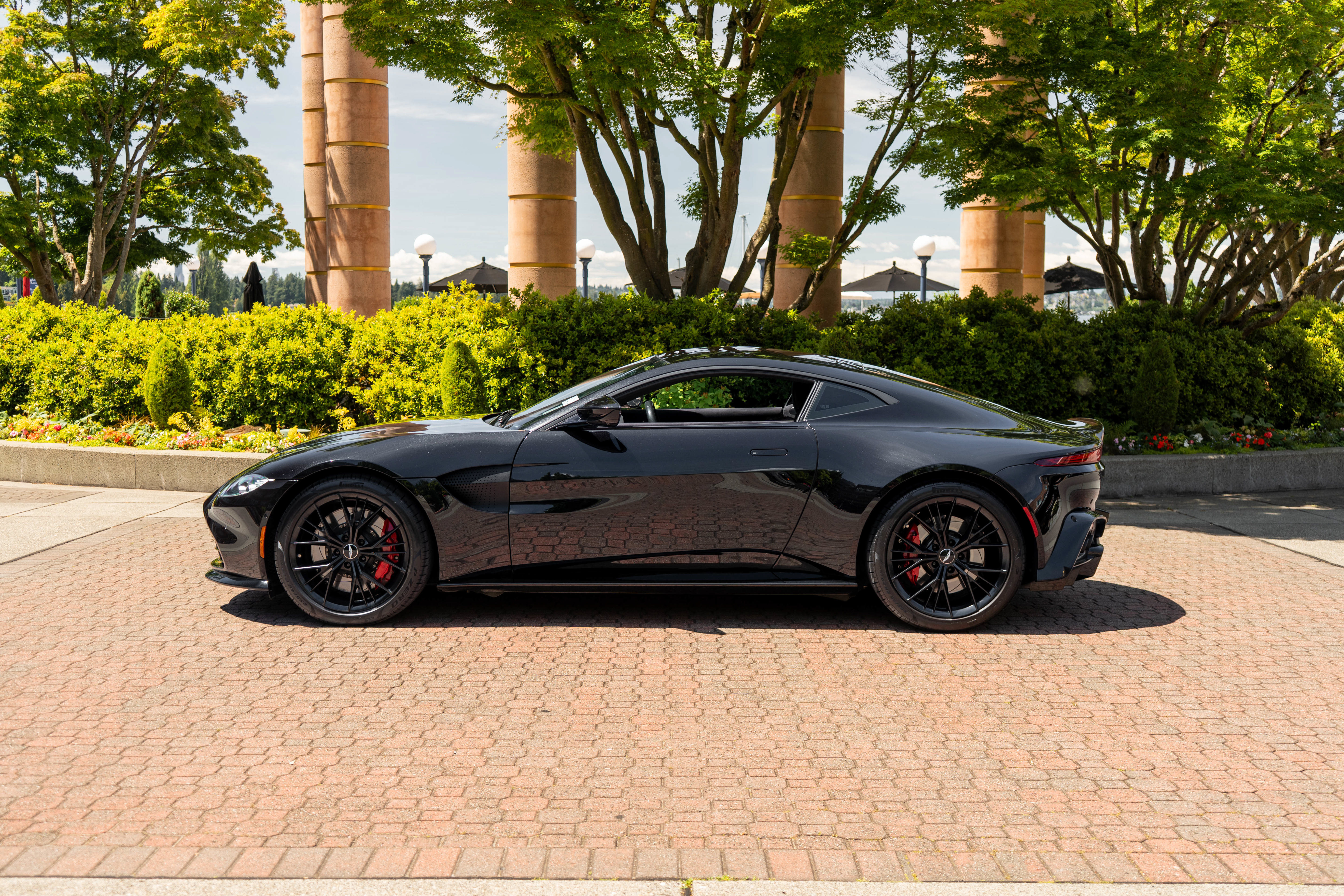 Used 2021 Aston Martin V8 Vantage Coupe RWD image 30
