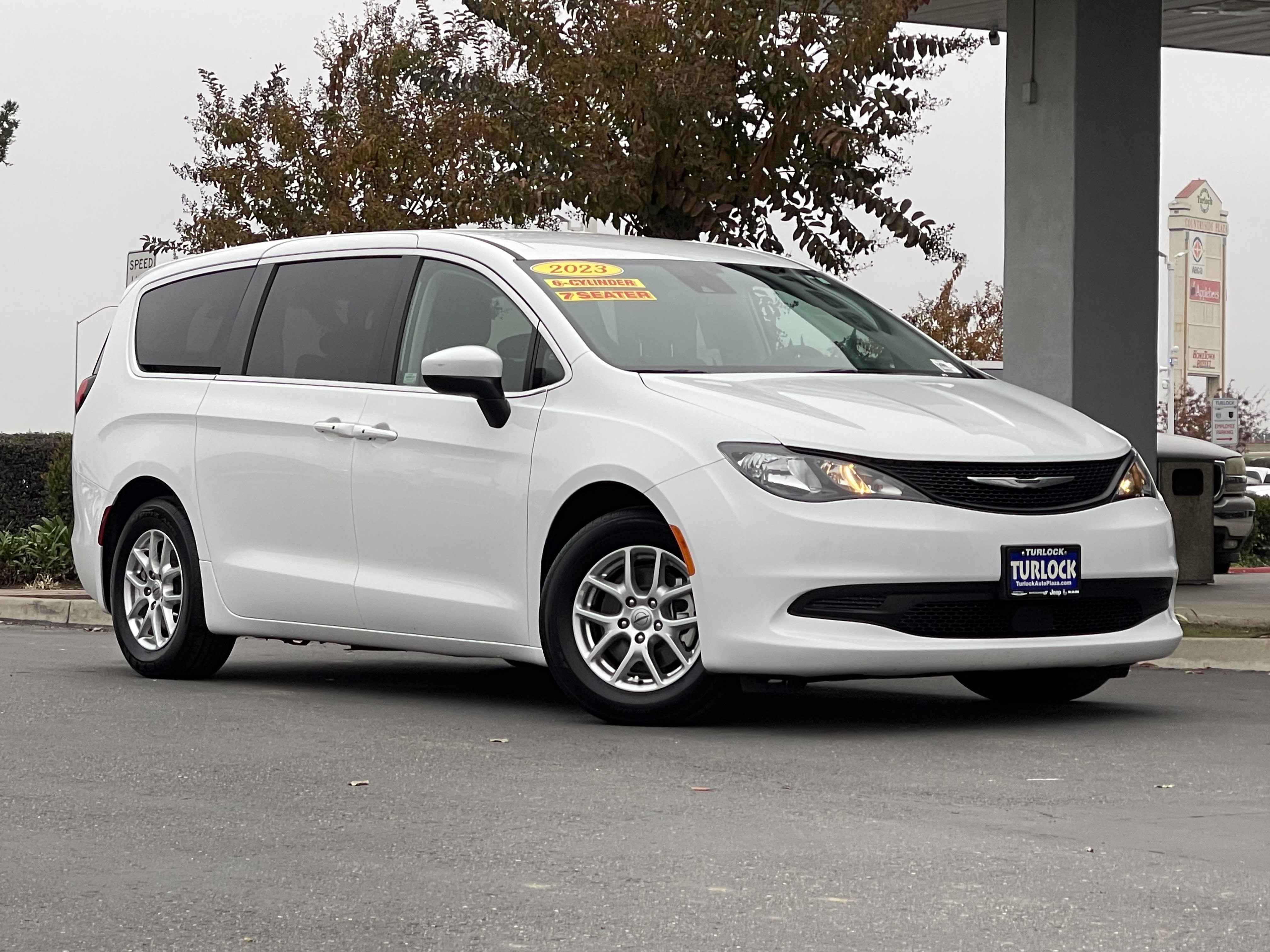 Used 2023 Chrysler Voyager LX image 2
