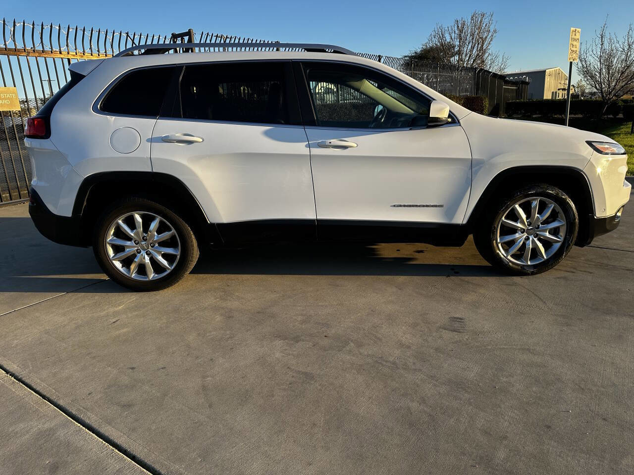 Used 2014 Jeep Cherokee Limited w/ Technology Group image 5