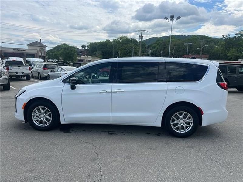 New 2027 Chrysler Pacifica Select FWD image 6