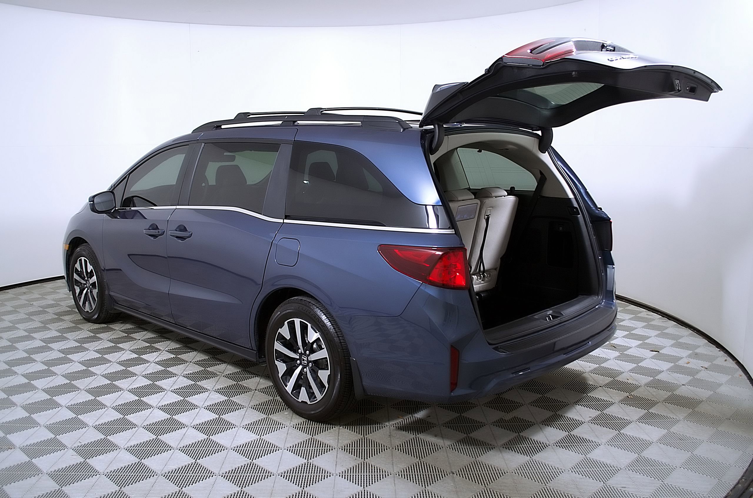 Used 2026 Honda Odyssey EX-L image 9