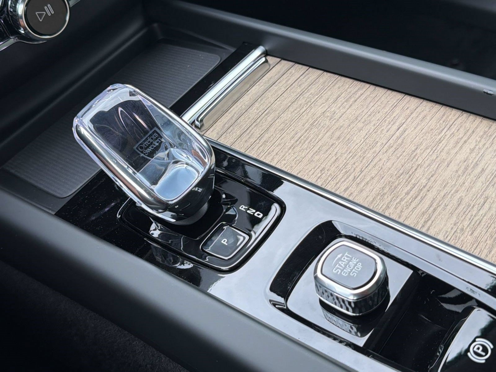 New 2027 Volvo XC60 B5 Ultra AWD/4WD image 17