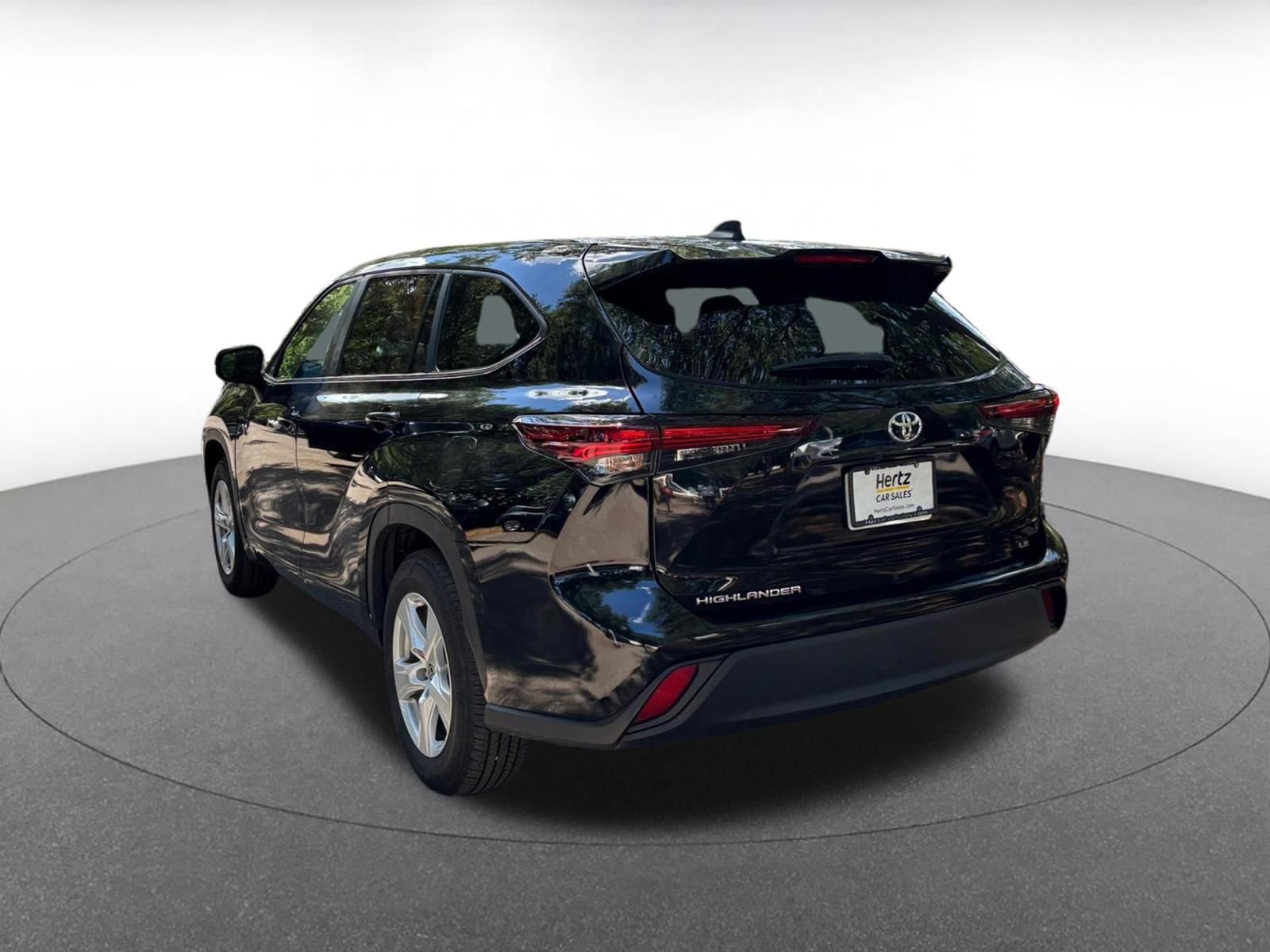 Used 2025 Toyota Highlander LE FWD image 5