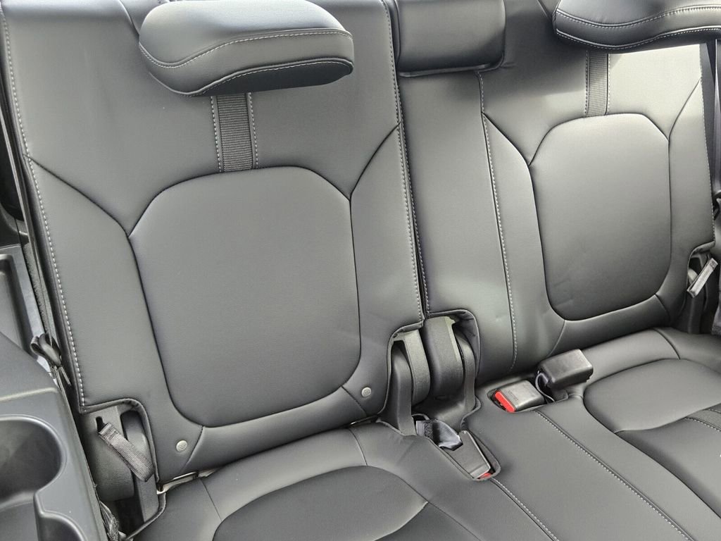 Used 2025 Honda Pilot Touring image 18