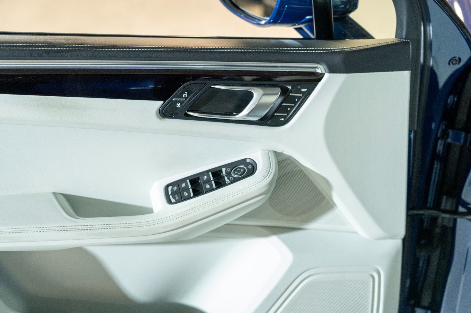 Certified 2023 Porsche Macan S AWD/4WD image 17