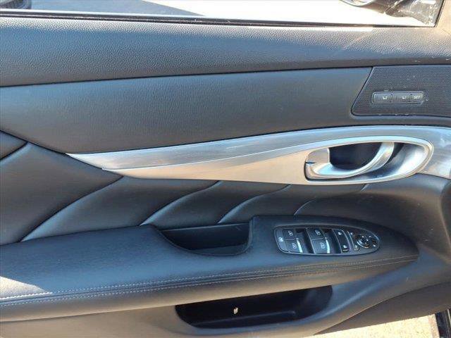 Used 2018 INFINITI Q70 Luxe image 18