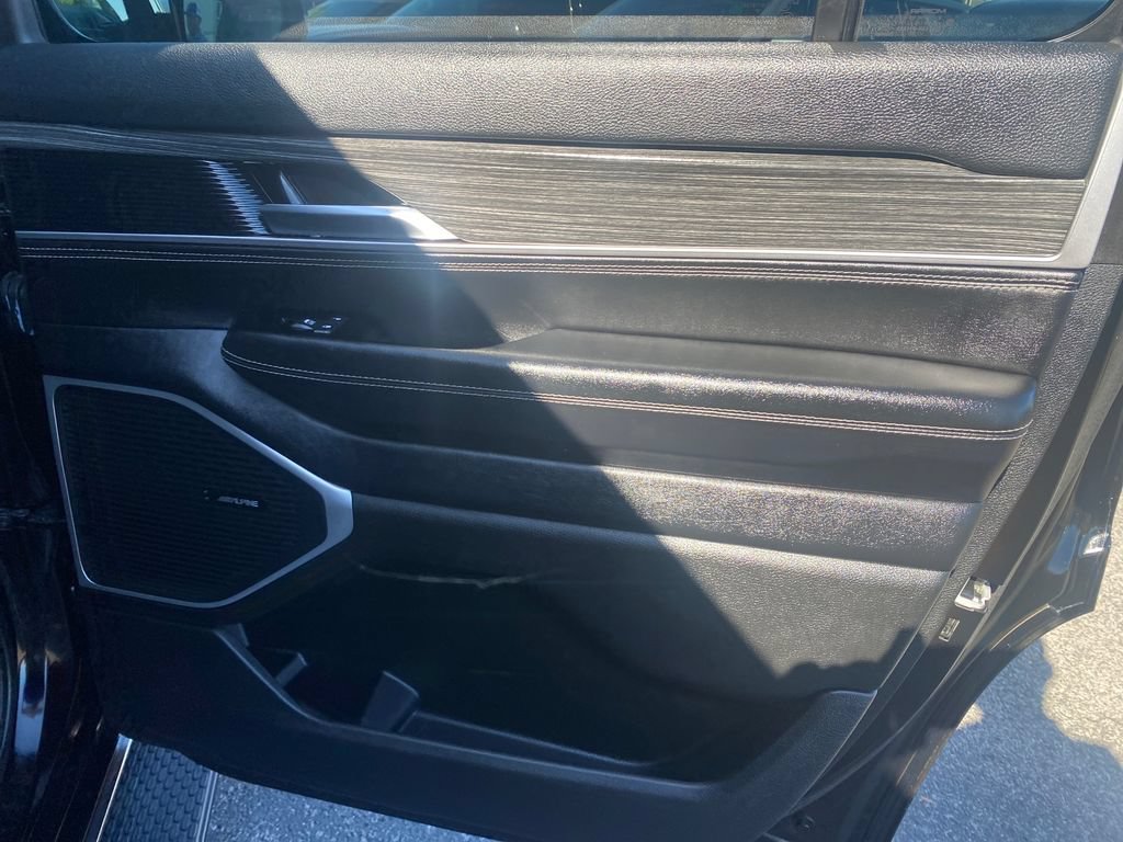 Used 2024 Jeep Wagoneer Series II w/ Flexible Seating Group RWD image 18
